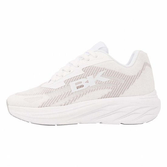 Witte lage sneaker met gebroken wit patroon, witte veters en dikke zool.