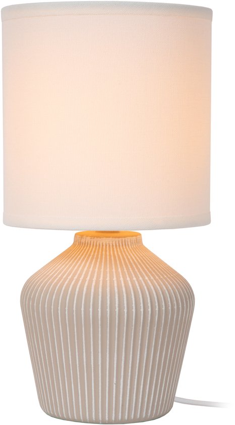 Beige tafellamp met een geribbelde keramische voet en een off-white stoffen kap.