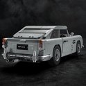 Achterkant zilverkleurige LEGO Aston Martin DB5 met kenteken BMT 216 A en dubbele uitlaten.