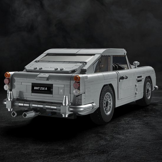 Achterkant zilverkleurige LEGO Aston Martin DB5 met kenteken BMT 216 A en dubbele uitlaten.