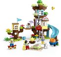 Een kleurrijke LEGO DUPLO boomhut met glijbaan, vier figuren, een kat, een hond en een skelter.