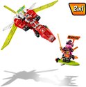 LEGO Kai's Mech Jet set met een rood-gele jet, een minifiguur in cockpit en een vijand op een surfboard met 2-in-1 icoon.
