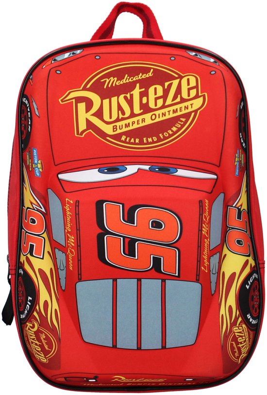 Voorkant van een rode 3D-rugzak met het gezicht en nummer "95" van Lightning McQueen erop.