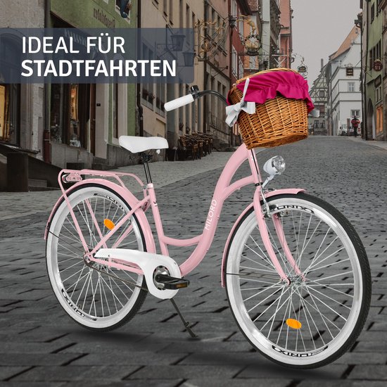 Roze Milord damesfiets met rieten mand, ideaal voor in de stad. Tekst: Ideaal voor stadsritten.