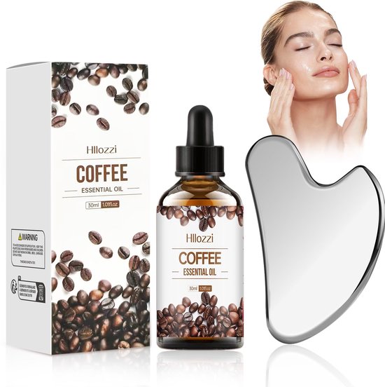 Koffie-etherische olie 30ml, verpakking en zilveren gua sha-spatel naast een vrouw die haar gezicht masseert.