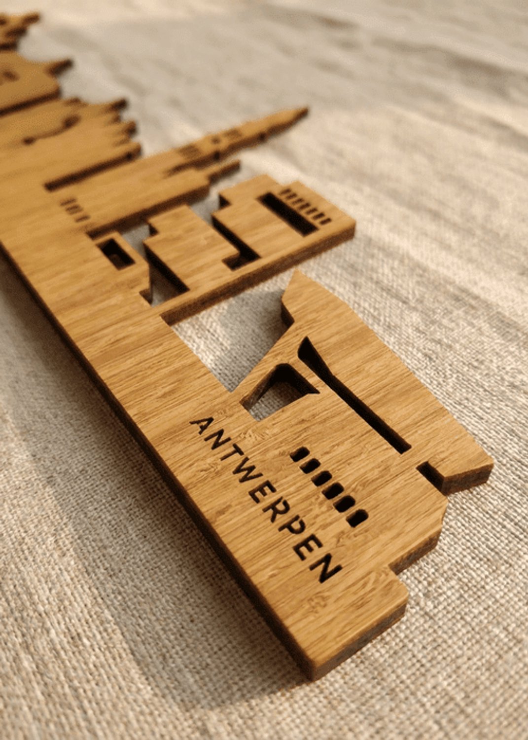 Houten Skyline Antwerpen | Wanddecoratie voor aan de muur | Bamboe | 70 x 14 cm