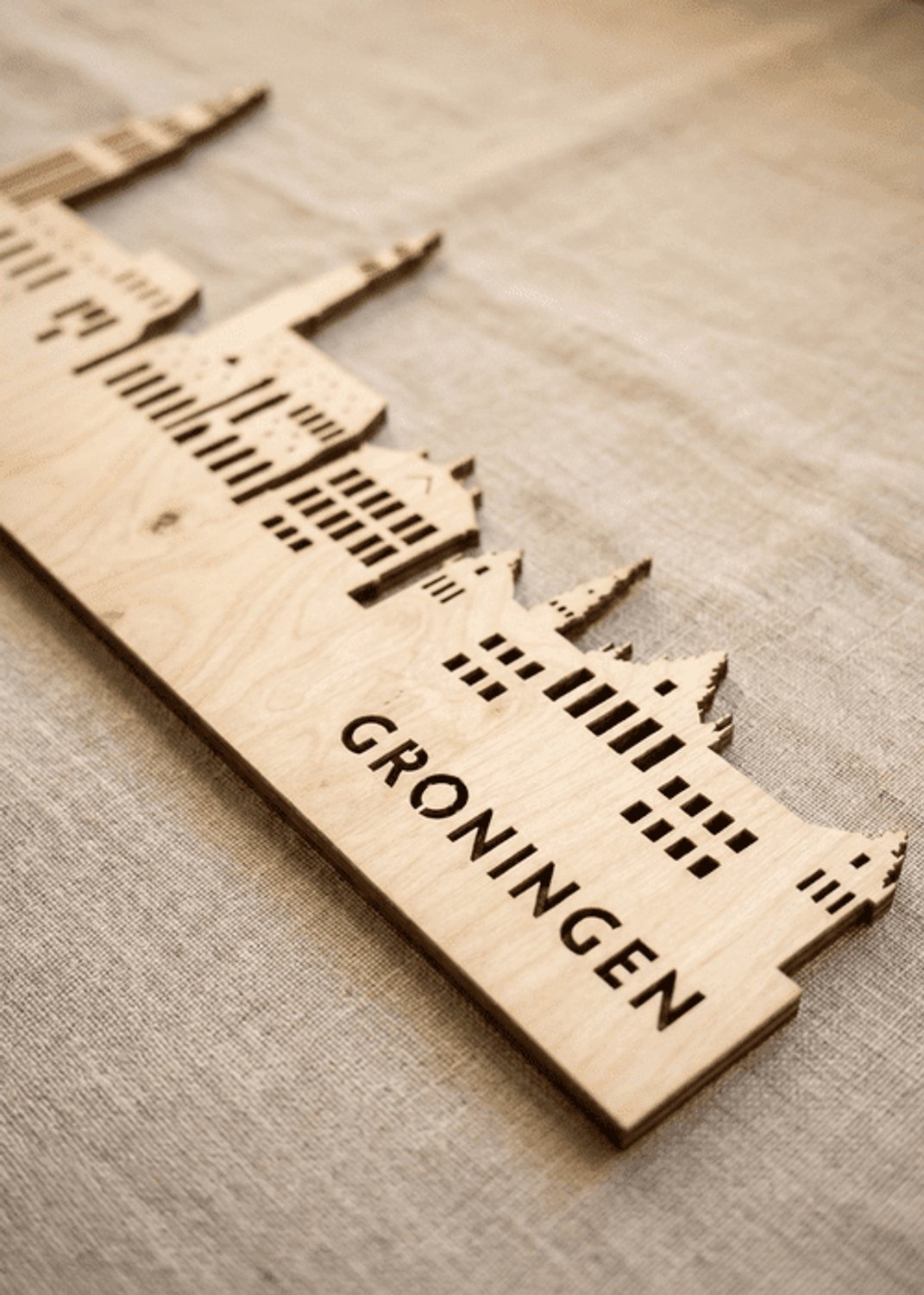 Houten Skyline Groningen | Wanddecoratie voor aan de muur | Berken | 70 x 14 cm