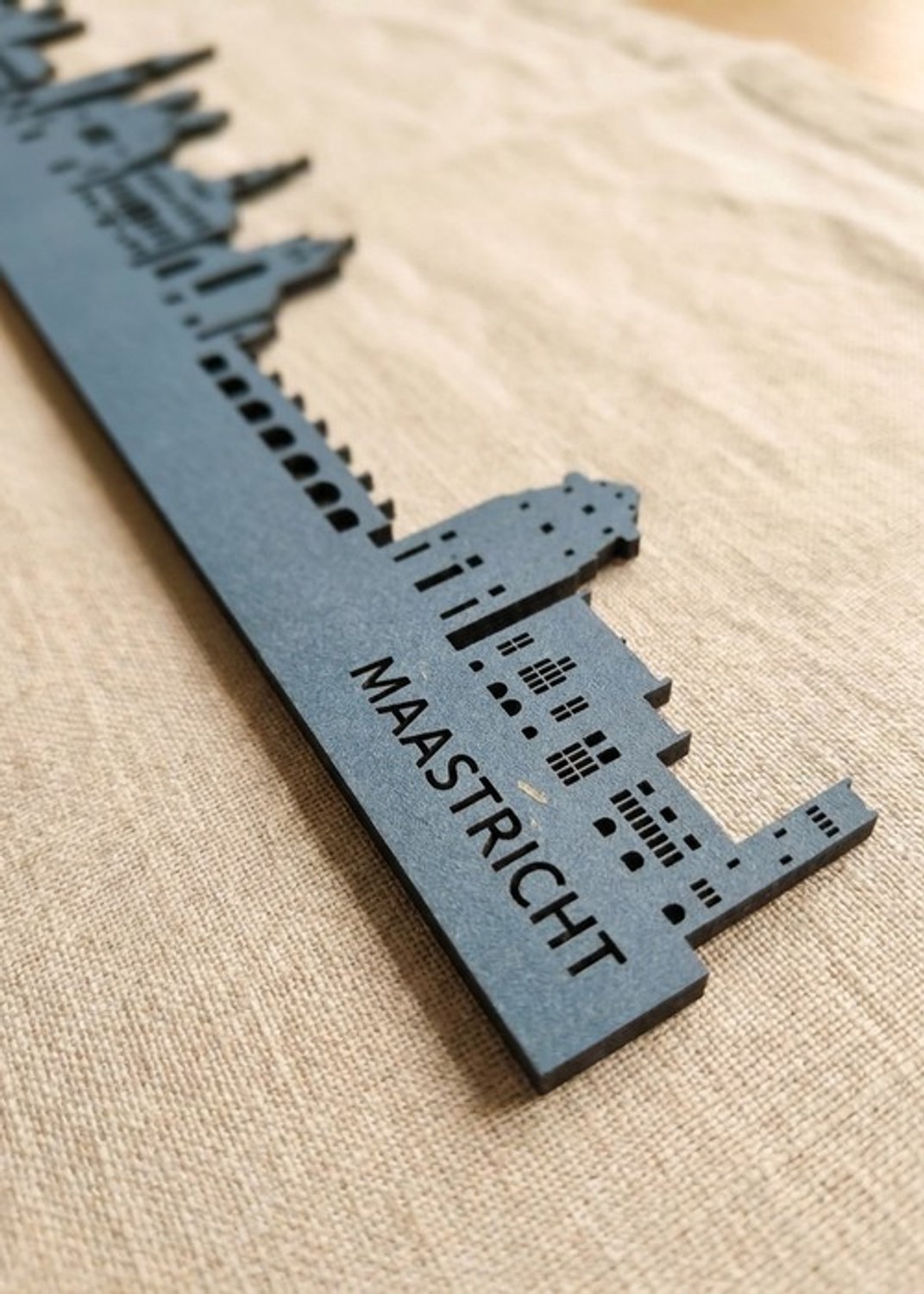 Houten Skyline Maastricht | Wanddecoratie voor aan de muur | Blauw MDF | 70 x 14 cm