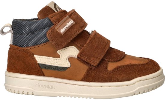 Bruine Develab sneaker met klittenband, suède accenten en een wit bliksemschicht-detail op de zijkant.