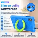 Blauwe kindertablet met beschermhoes, groene 360 graden ringstandaard en magnetische oplaadfunctie.