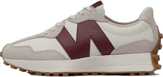Witte New Balance 327 sneaker met bordeauxrode N-logo, crèmekleurige accenten en rubberen zool.