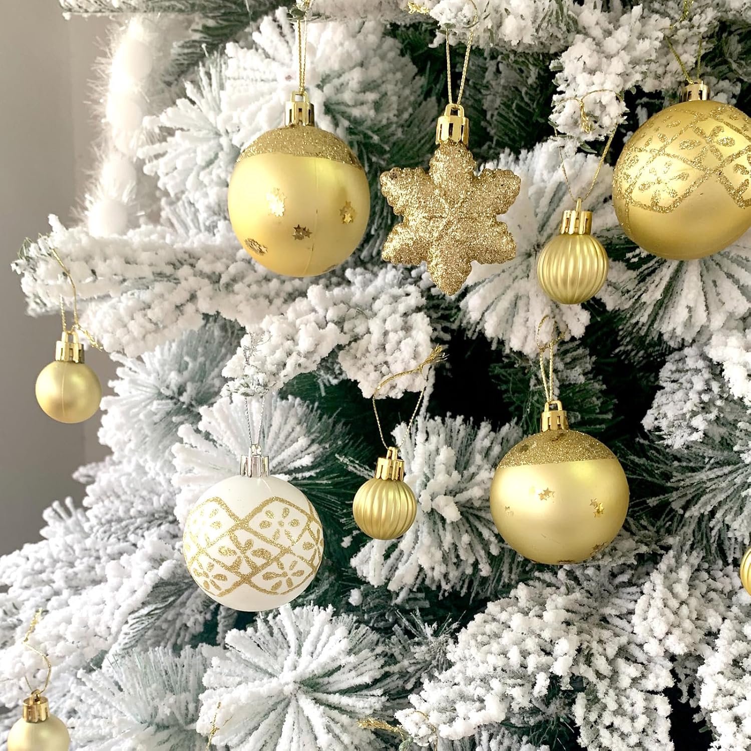 Kerstversiering – Set van 45 gouden kerstballen-met een diameter van 6 cm; decoratieve kunststof ornamenten voor in de kerstboom-ook geschikt voor gebruik in kransen-slingers en diverse andere kerstdecoraties-Rood-goud – foto 3