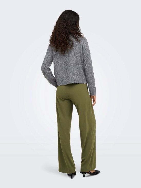 Model van achteren gezien in een olijfgroene broek met wijde pijpen en een grijs vest.