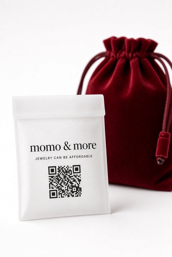 Wit zakje met logo momo & more, slogan 'jewelry can be affordable' en QR-code, naast een dieprood fluwelen trekkoordzakje.