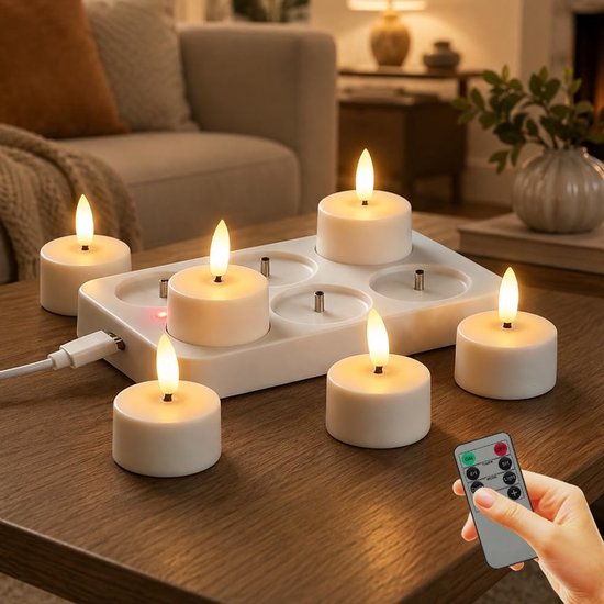 Witte led-theelichtjes in een oplaadstation, met een hand die een afstandsbediening vasthoudt.