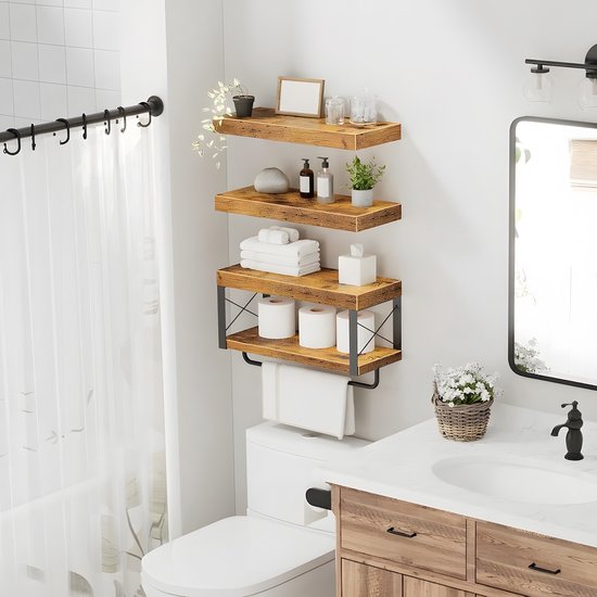 Houten wandplanken boven een toilet, met decoraties en handdoeken.