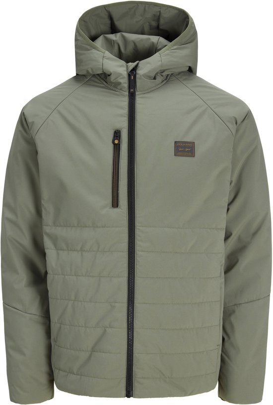 Olijfgroene, doorgestikte jas met capuchon, ritszak op de borst en een Jack & Jones-label.