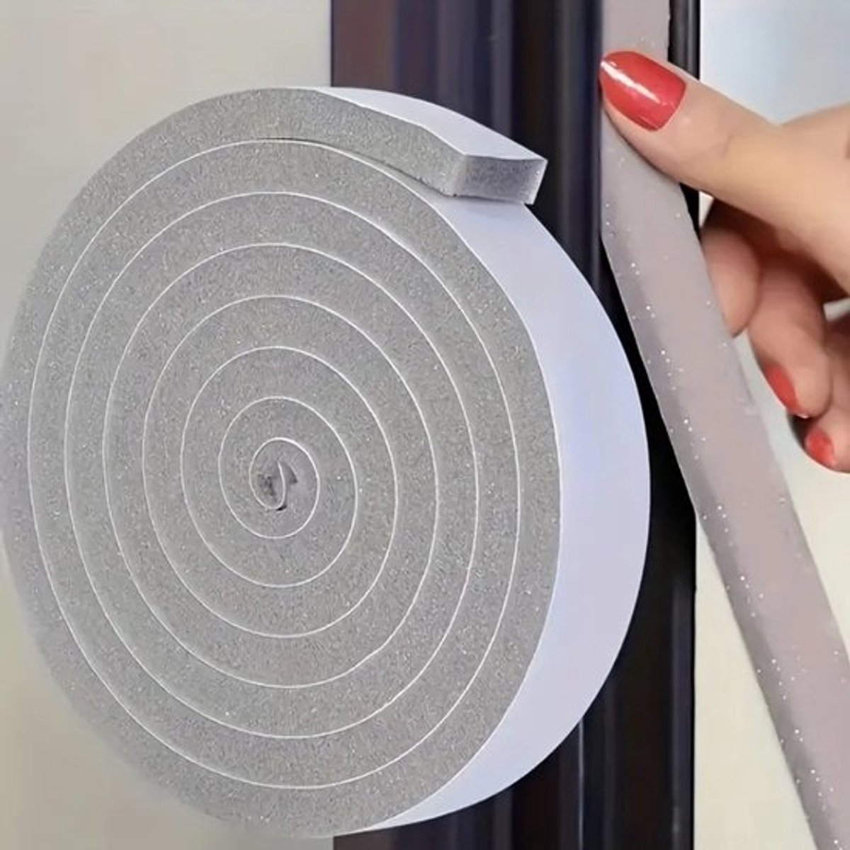 1 rol raam-warmte-isolerende afdichtstrip, zelfklevende deurafdichtstrip van schuimrubber, geluidsisolatie en koudebestendige afdichtstrip, antislip, schokbestendige en koudebestendige rubberen strip, één rol 3 cm * 2 m,grijs
