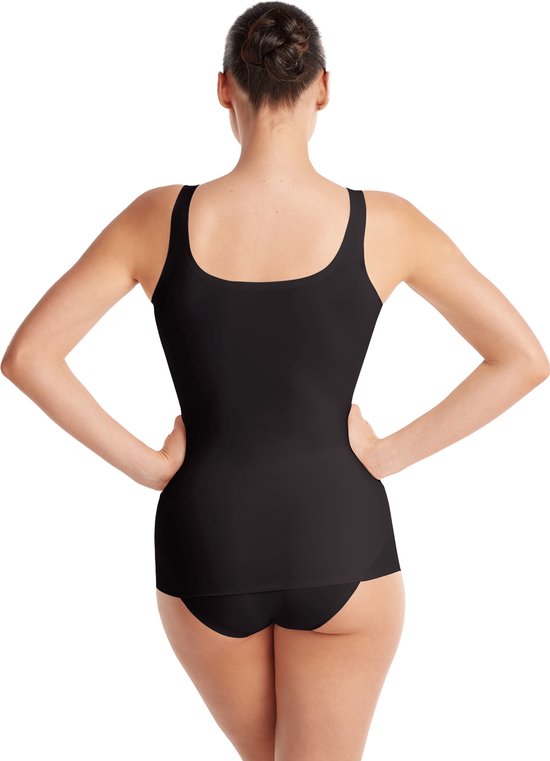 Dames singlet, de achterkant van een model in het zwart. Gericht op ondergoed.