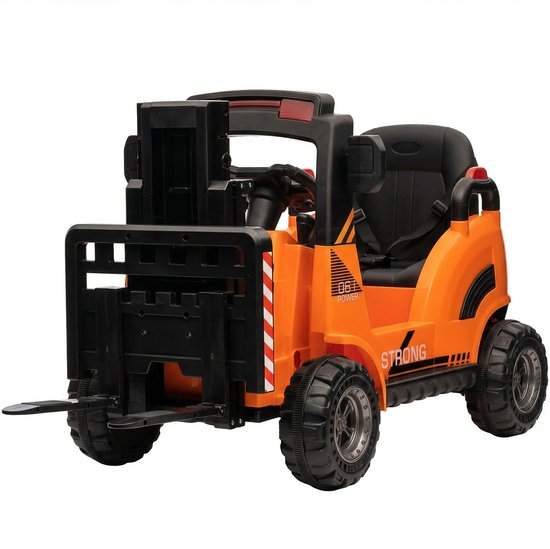 Oranje kinderheftruck met een zwarte stoel, zwarte vorken en grote wielen.