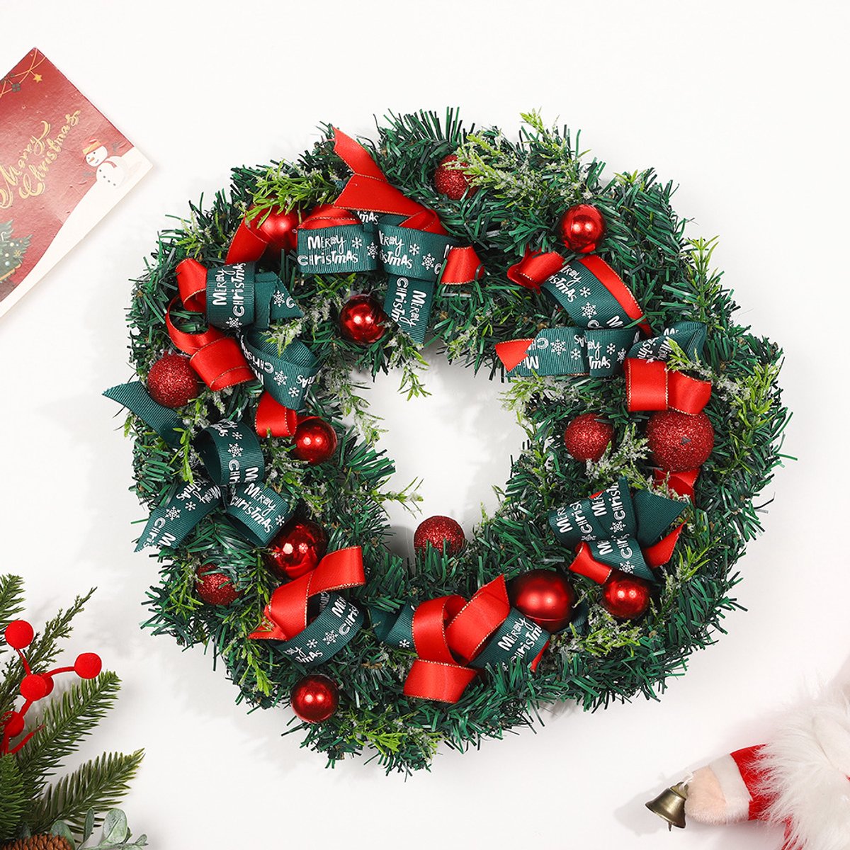 Kerstkrans met Lint en Kerstballen - Handgemaakt Kunstgroen - Kerst Deur‑ en Raamdecoratie - 36 cm