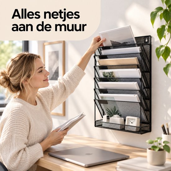 Vrouw plaatst papieren in zwarte metalen wandorganizer.
