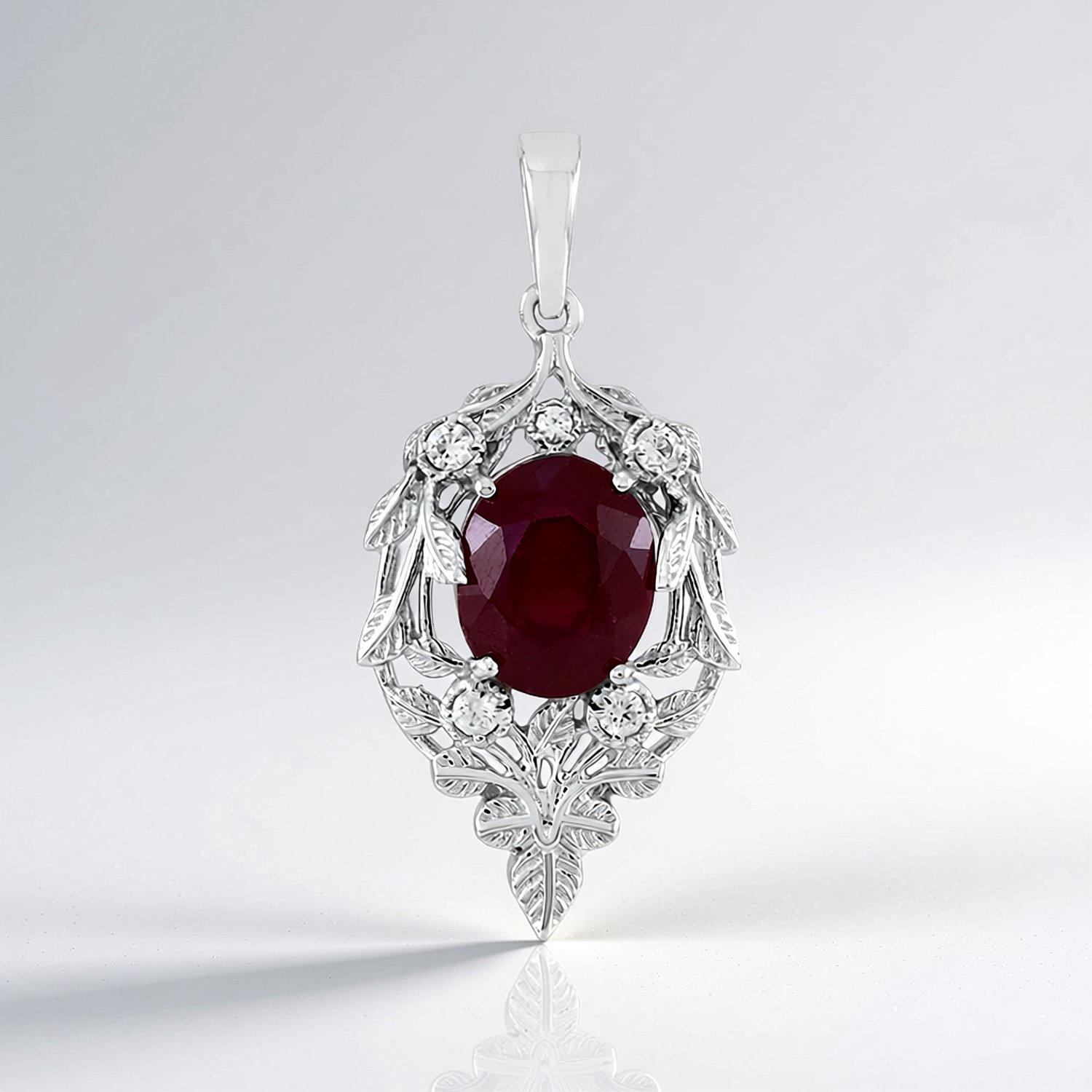 Hanger van Madagaskar-robijn en rhodiumverzilverd zilver