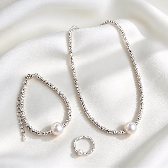 Sieradenset met ketting, armband en ring in zilverkleur met witte parels.