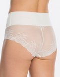 Witte kanten hipster met hoge taille en naadloze boord op een model.