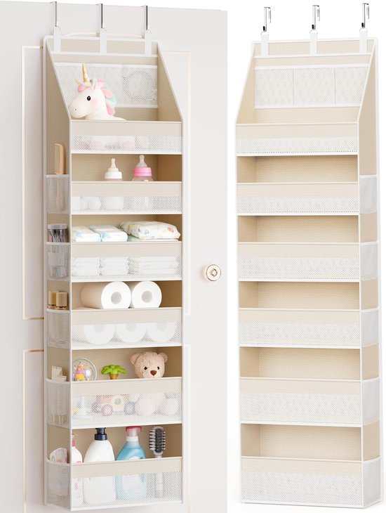 Twee beige deurhangers met gaasvakken gevuld met babyproducten en toiletartikelen.