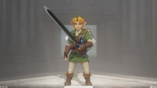 Link, met blond haar en elf-oren, draagt een groene tuniek en een schild, en houdt een groot zwaard vast.