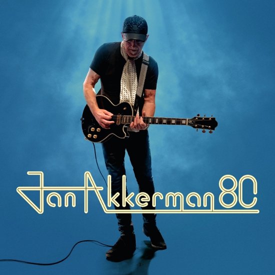 Jan Akkerman speelt zwarte elektrische gitaar, draagt een pet en sjaal tegen een blauwe achtergrond met tekst 'Jan Akkerman 80'.