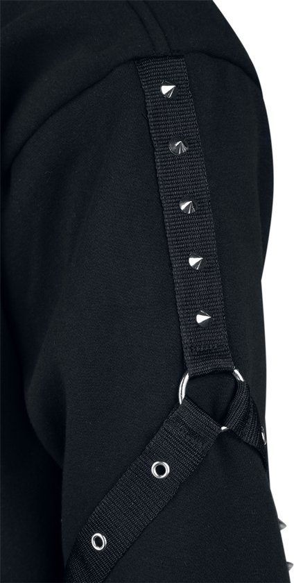 Zwarte hoodie-mouw met zwarte band, zilveren metalen studs en oogjes bevestigd aan een zilveren ring.