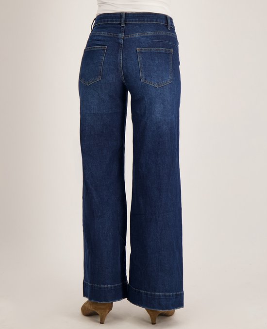 Achterkant van een donkerblauwe wide-leg jeans met twee achterzakken.