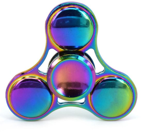 Metalen fidget spinner in een glanzend regenboogkleurig verloop met drie ronde armen en een centraal lager.