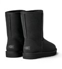 Achterkant van twee zwarte UGG-laarzen met het UGG-logo op de hiel.