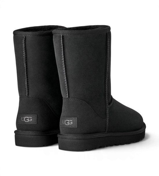 Achterkant van twee zwarte UGG-laarzen met het UGG-logo op de hiel.