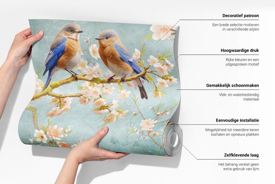 Handen houden behang met vogels en bloesem vast. Labels: Decoratief patroon, Hoogwaardige druk, Eenvoudige installatie.