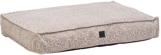 Rechthoekig orthopedisch hondenkussen in beige met een luipaardprint en een klein zwart merklabel aan de voorzijde.