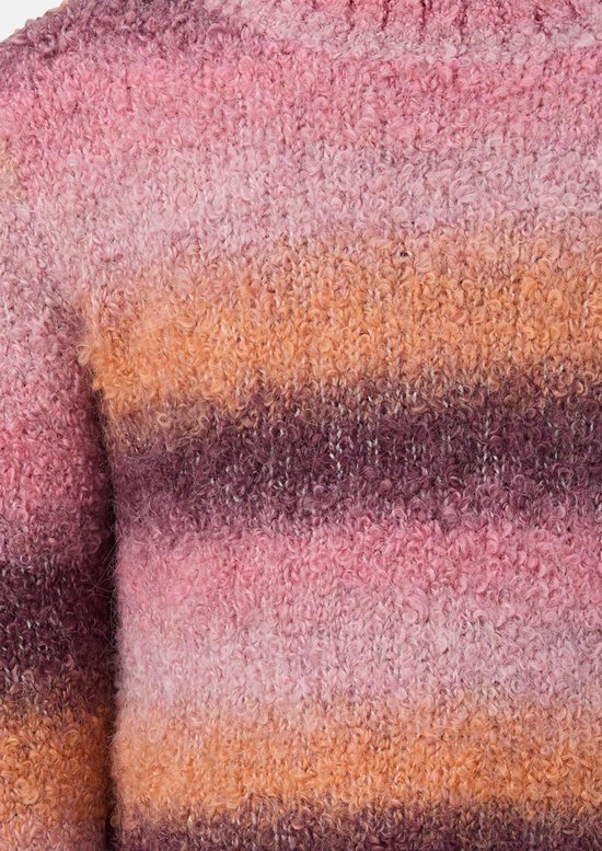 Close-up van een gebreide trui met een textuur van krullende wol in gestreepte tinten roze, oranje en paars.