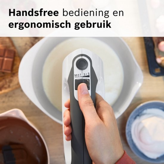 Close-up van de hand die de snelheidsinstellingen op de Bosch ErgoMixx bedient.