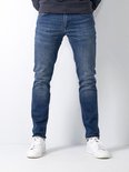 Voorkant van een man in donkerblauwe slim fit jeans.