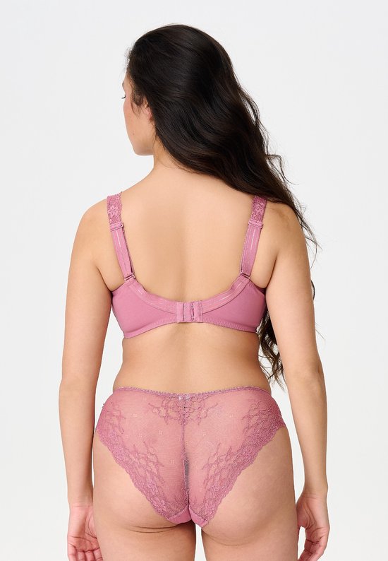 Achteraanzicht van een model in een oudroze LingaDore lingerie set met kanten details en verstelbare bandjes.