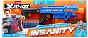 Verpakking van de X-Shot Insanity blaster met op de voorkant een jongen die de blauwe blaster vasthoudt. De blaster heeft twee doorzichtige oranje magazijnen.