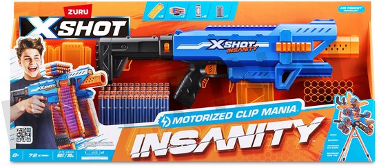 Verpakking van de X-Shot Insanity blaster met op de voorkant een jongen die de blauwe blaster vasthoudt. De blaster heeft twee doorzichtige oranje magazijnen.