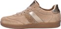 Rechter zijaanzicht beige suède Gabor sneaker met gouden accenten en teddy detail.