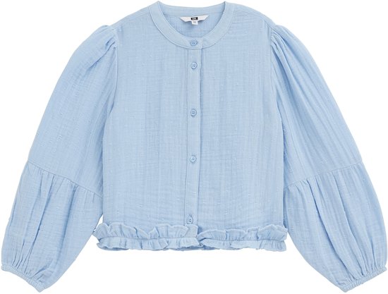 Lichtblauwe blouse met ruches, knopen en pofmouwen.