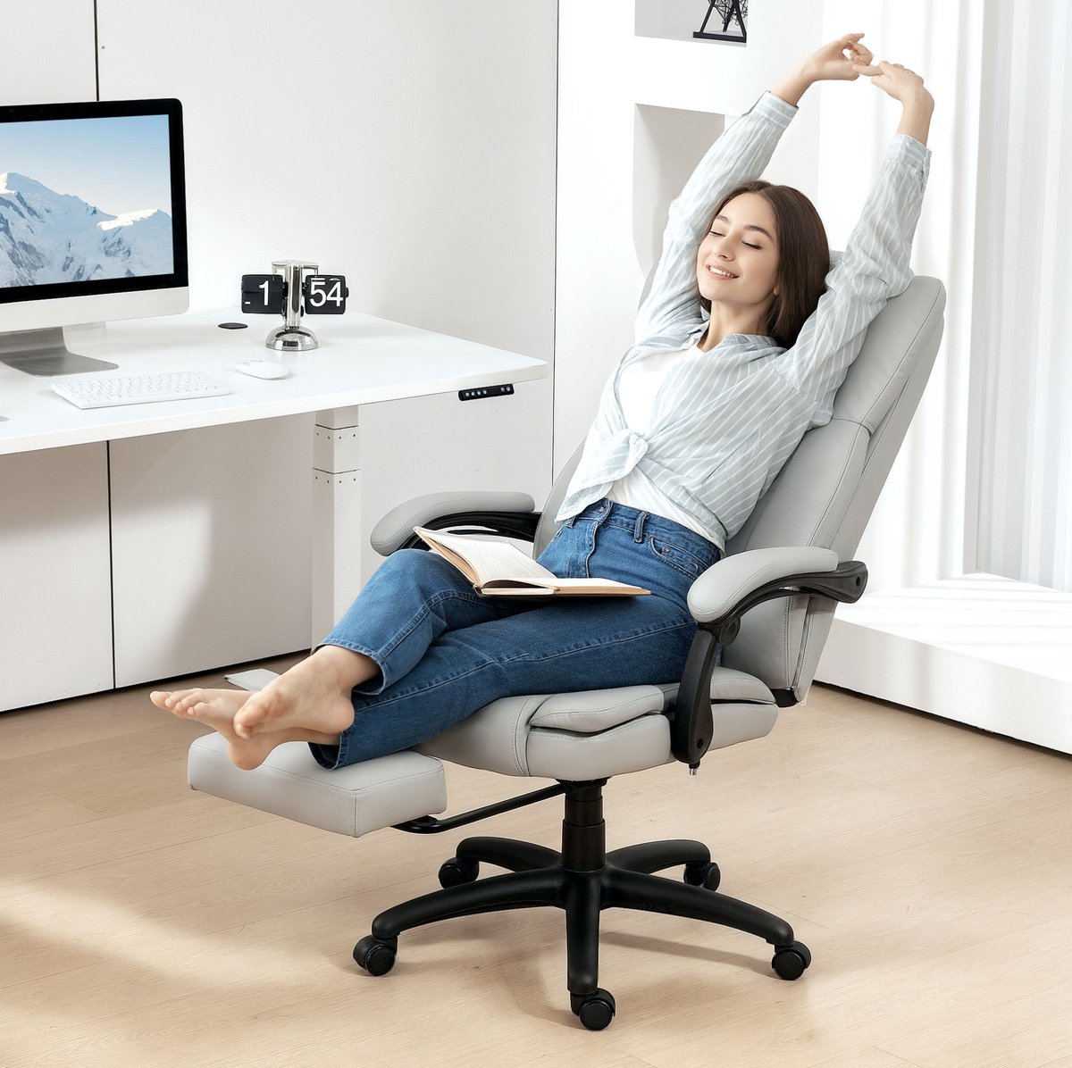 DESMIU Bureaustoel 68,5 x 68,5 x 113-121 cm - Massagefunctie Met Voetsteun En Ligfunctie - Voor Thuiskantoor En Werkkamer - Kunstleer - Lichtgrijs