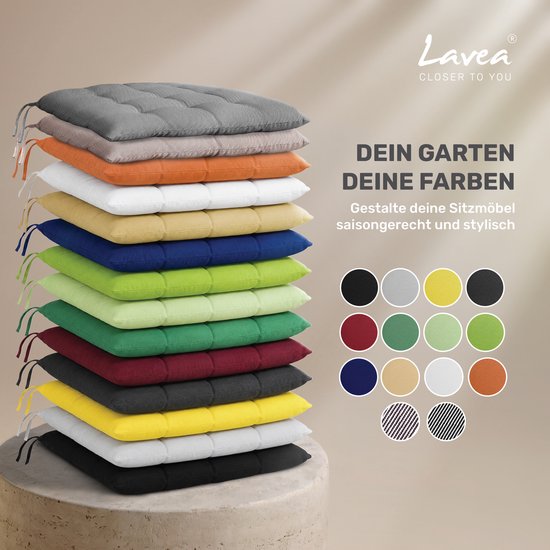 Een stapel stoelkussens in verschillende kleuren en patronen, met een kleurenpalet ernaast.