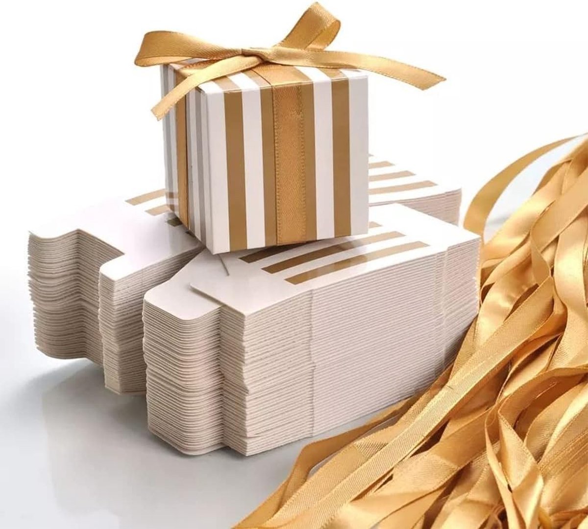 50 Stuks Gestreepte Cadeauboxen, Vierkante Papieren Snoepdozen met 50 Strikken, Perfect voor Verjaardagen, Bruiloften en Feestjes